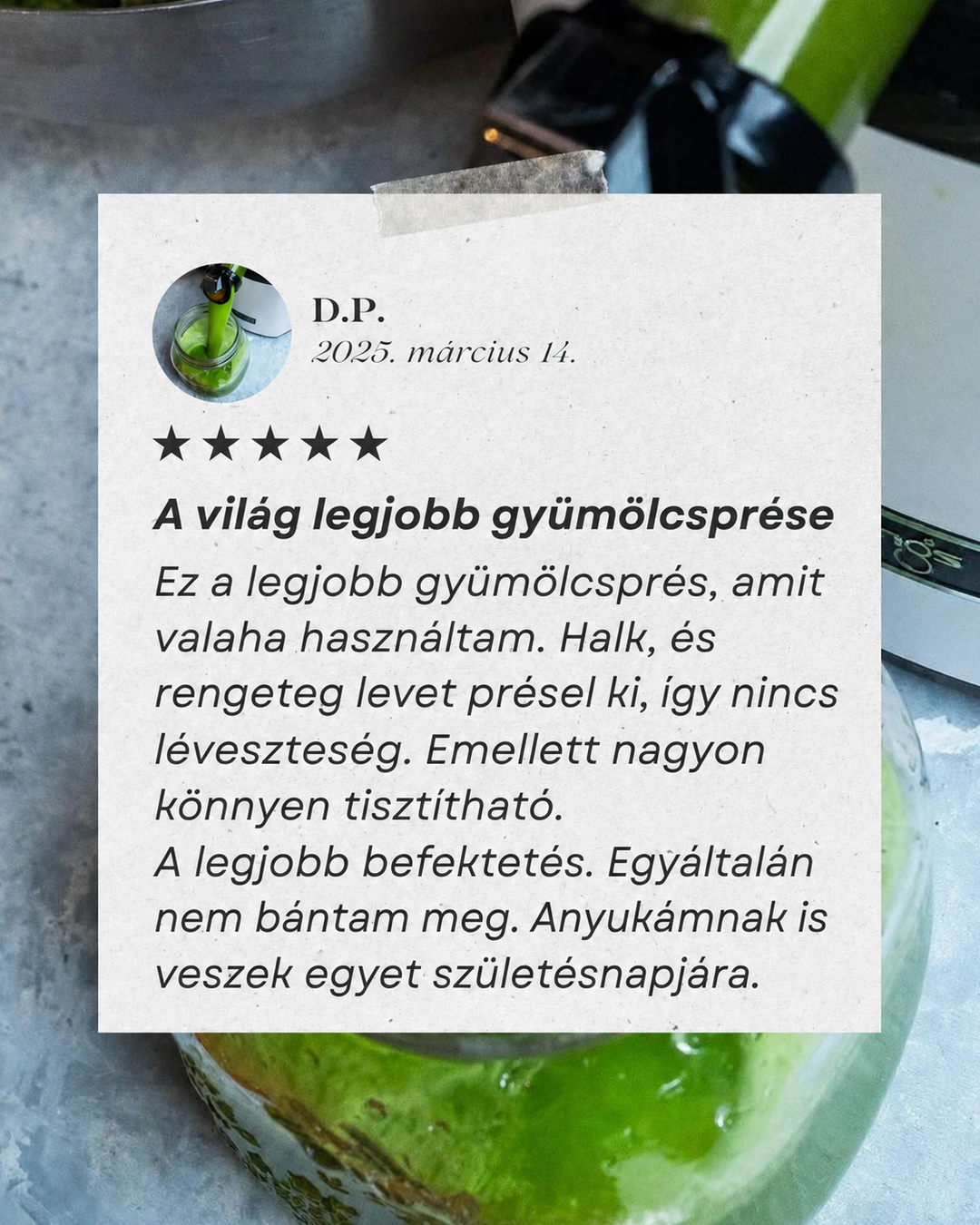 Grafika s 5 zvjezdica recenzije kupca na mađarskom jeziku od strane R.D., stilizirana kao ljepljiva bilješka koja prekriva pozadinu svježeg zelenog povrća i jabuka, nazivajući uređaj savršenim, učinkovitim, tihim i lakim za čišćenje.