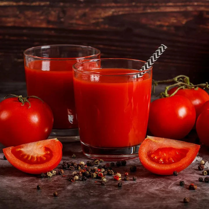Zelené lahve na smoothie Kuvings s kiwi, špenátem a zázvorem, zdůrazňující čerstvé ingredience pro zdravé domácí šťávy a smoothies.

