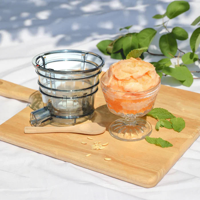 Nástavec na filter sorbetu Kuvings AUTO10S s domácim ovocným sorbetom, ukazujúci, ako použiť sitko na sorbet.