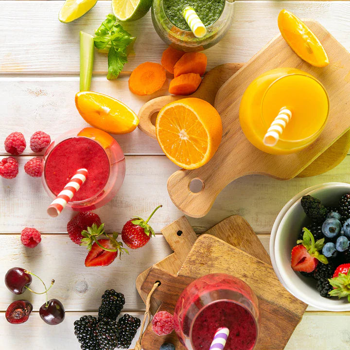 Sortierte frische Früchte, Gemüse und Smoothie-Gläser auf Holzoberfläche